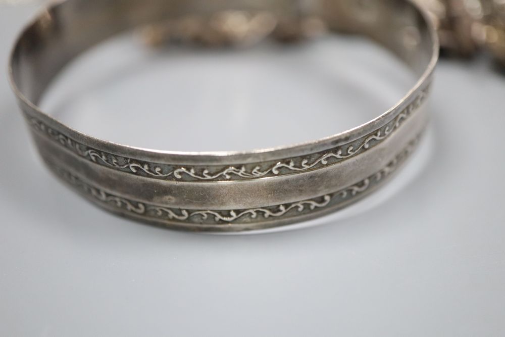 Assorted jewellery including costume and silver.